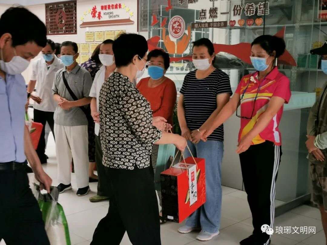 市工商联进社区开展端午节送诊送爱心活...